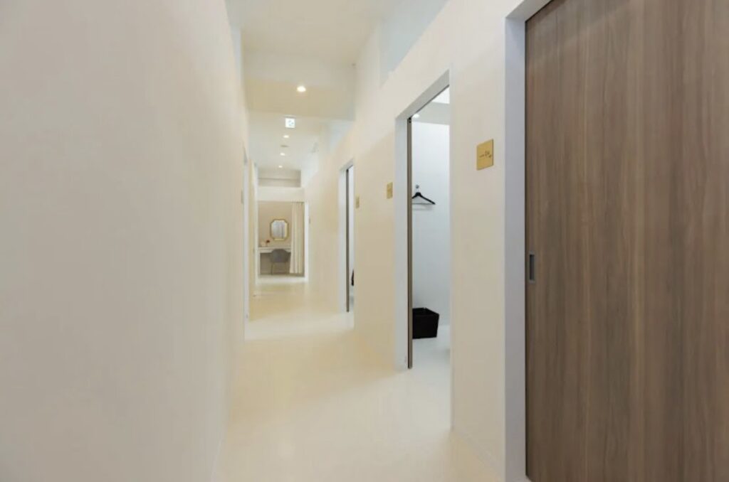 大阪市クリニック解体前の綺麗な廊下とドアの内観